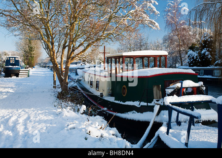 Narrowboats vertäut entlang der gefrorenen Kennet und Avon Kanal im Winter in Aldermaston Wharf, Berkshire, Großbritannien Stockfoto