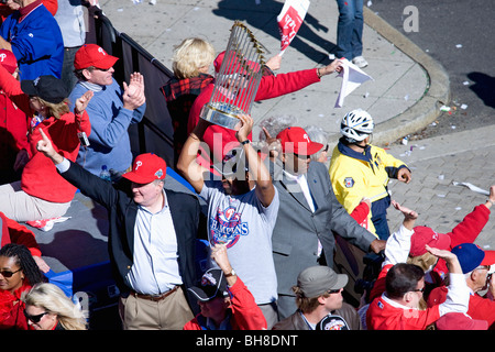 Philadelphia Phillies und Bürgermeister Michael Nutter hochziehende World Series-Trophäe über dem Kopf, neben Phillies Manager Charlie Stockfoto