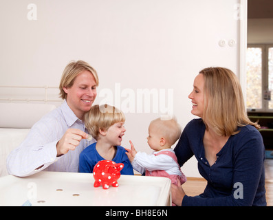 Familie Geld zu sparen Stockfoto