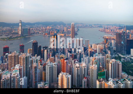China, Hong Kong, Blick vom Victoria Peak, Skyline der Stadt und den Victoria Harbour Stockfoto