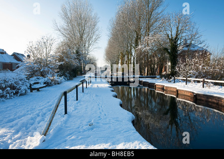 Aldermaston Verriegelung auf der Kennet und Avon Kanal im Schnee, Berkshire, Großbritannien Stockfoto