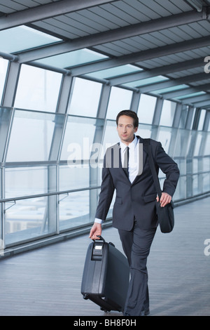 Geschäftsmann mit Fall Wandern im skywalk Stockfoto