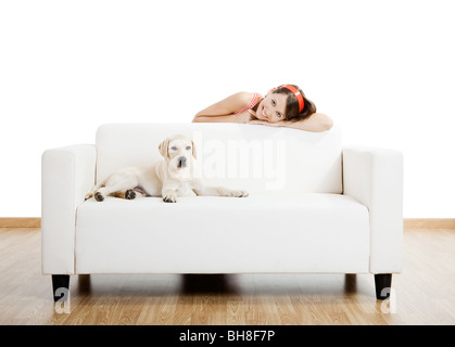 Junge schöne Frau zu Hause mit ihrem niedlichen Hund Stockfoto