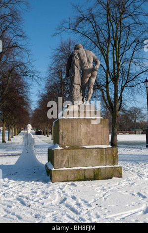 Herkules-Statue und Snowgirl in den Steinbruch, Shrewsbury, Shropshire, England Stockfoto