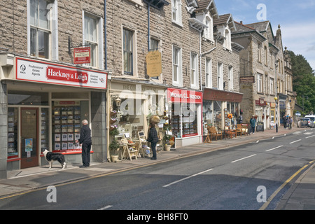 Geschäfte auf der High Street in Grange über Sand Stockfoto