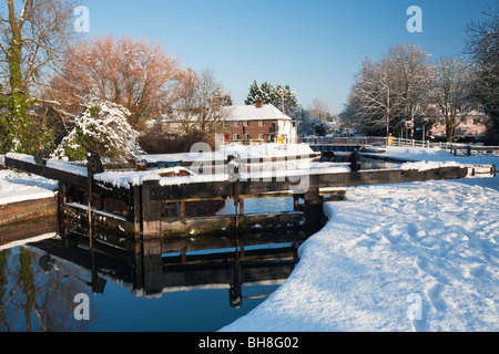 Aldermaston Verriegelung auf der Kennet und Avon Kanal im Schnee, Berkshire, Großbritannien Stockfoto