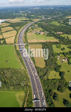 Hubschrauber-Luftaufnahme von Staus auf der Autobahn M25 um London, England Stockfoto