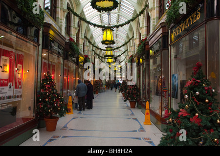 Weihnachts-Einkäufer Shoppen in der Royal Arcade in der Innenstadt von Norwich, Norfolk, England, Großbritannien, Uk Stockfoto