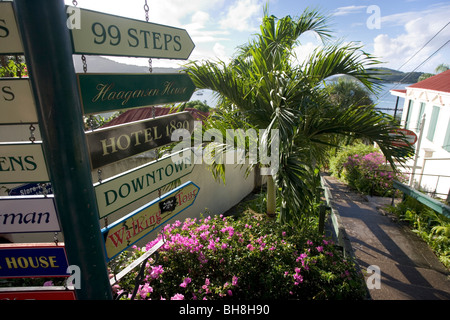 Hinweisschildern Touristen zu verschiedenen Hotels und Attraktionen an der Spitze der berühmten 99 Schritte über Charlotte Amalie Stockfoto