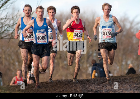 Führungsgruppe auf der letzten Runde des Elfenbeins Crosslauf, Parlament-Hügel Neilson Hall 4083(left) Bedford & County AC Stockfoto