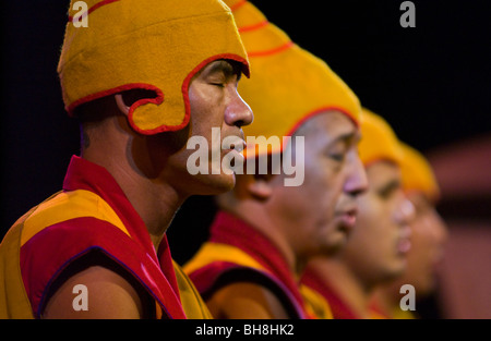 Tibetische Mönche von Tashi Lhunpo Kloster Hay Festival 2009 durchführen. Stockfoto