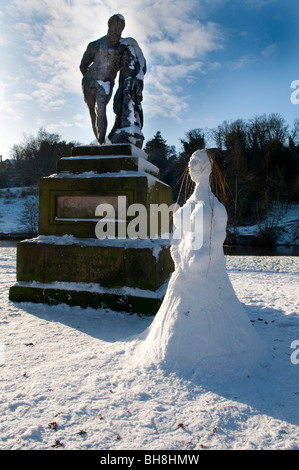 Herkules-Statue und Schnee Mädchen in den Steinbruch, Shrewsbury, Shropshire, England Stockfoto