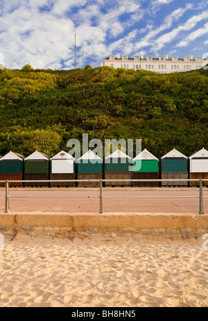 Blick auf den Sandstrand und bemalte hölzerne Strandhütten in Bournemouth in Dorset im Südwesten England UK Stockfoto