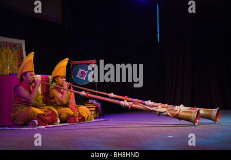 Tibetische Mönche von Tashi Lhunpo Kloster Hay Festival 2009 durchführen. Stockfoto