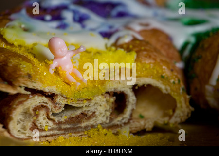 Faschingsdienstag Tradition, König Kuchen enthält eine Kunststoff Baby-Spielzeug, das Glück bringt. New Orleans, Louisiana Stockfoto