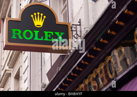 Eine Rolex Zeichen vor einem Juwelier in der Innenstadt von Norwich, Norfolk, England, Großbritannien, Uk Stockfoto