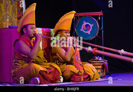 Tibetische Mönche von Tashi Lhunpo Kloster Hay Festival 2009 durchführen. Stockfoto