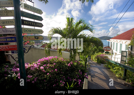 Hinweisschildern Touristen zu verschiedenen Hotels und Attraktionen an der Spitze der berühmten 99 Schritte über Charlotte Amalie Stockfoto