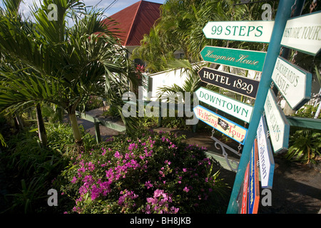 Hinweisschildern Touristen zu verschiedenen Hotels und Attraktionen an der Spitze der berühmten 99 Schritte über Charlotte Amalie Stockfoto