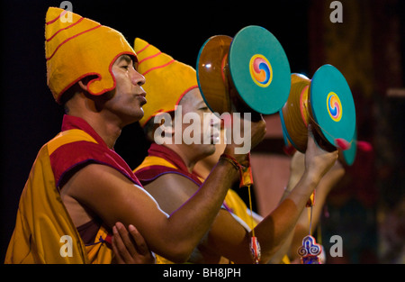 Tibetische Mönche von Tashi Lhunpo Kloster Hay Festival 2009 durchführen. Stockfoto