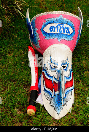 Phi ta Khon Maske mit Schwert, Dansai, Loei, Thailand. Stockfoto