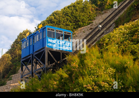 Blick von der West Cliff Lift in Bournemouth in Dorset im Südwesten England UK 1908 erbaute, Passagiere vom Strand zu transportieren Stockfoto