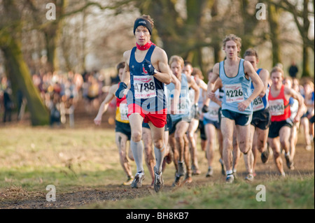 Florian Neuschwander (Kent AC) führt das Feld in der ersten Runde des Herren-senior-Rennen auf Elfenbeins Cross Country Parliament Hill Stockfoto