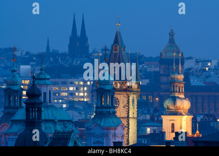 Tschechische Republik, Prag - Türme der Altstadt und national Museum in der Abenddämmerung Stockfoto