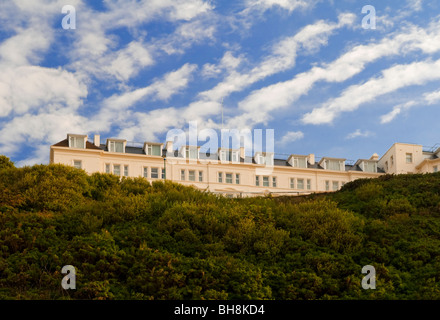 Ansicht des Hotels am Westcliff in Bournemouth in Dorset im Südwesten England UK mit dramatischen gestreiften Wolken am Himmel Stockfoto