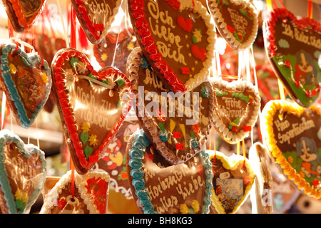 Lebkuchenherzen auf Weihnachtsmarkt in Halle (Saale), Deutschland Stockfoto