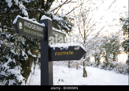 Schneebedeckte Schilder entlang der Ridgeway Path in Chilterns in der Nähe von Aston Rowan, Oxfordshire, Vereinigtes Königreich Stockfoto