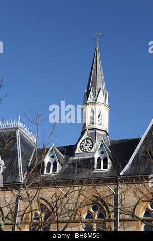 Uhr und Uhr Turm von Bishop Auckland Rathaus, Co. Durham, England, UK. Stockfoto