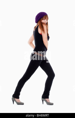 junge Frau, gekleidet in schwarz auf weiß isoliert Stockfoto