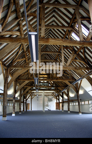 alte Scheune Renovierung mit traditionellen Eichenbalken und modernen Elementen Stockfoto