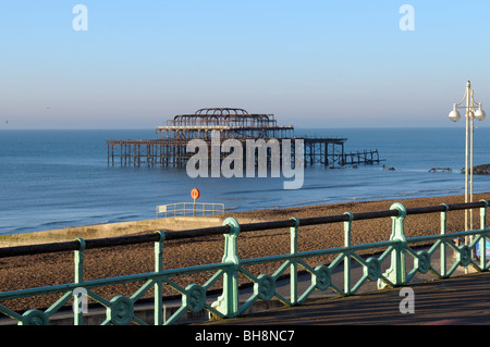 Brighton Pier West abgebrannten Stockfoto
