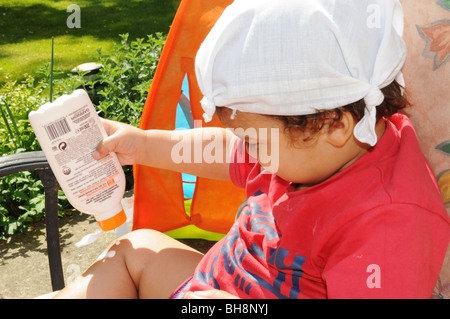 2 Jahre alter Junge tragen Sonnencreme und Sonnenhut Stockfoto