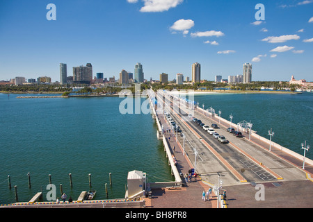 Skyline von der Pier von St. Petersburg, Florida Stockfoto