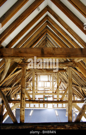 alte Scheune Renovierung mit traditionellen Eichenbalken und modernen Elementen Stockfoto