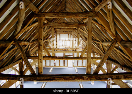 alte Scheune Renovierung mit traditionellen Eichenbalken und modernen Elementen Stockfoto