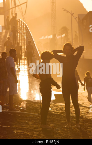 Surfer bei Sonnenuntergang am Strand von Las Canteras in Las Palmas de Gran Canaria Stockfoto