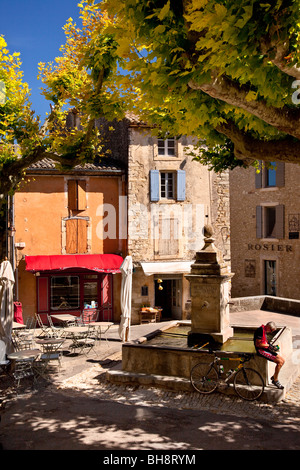 Fahrrad Fahrer Abkühlung im Brunnen in Gordes, Provence, Frankreich Stockfoto