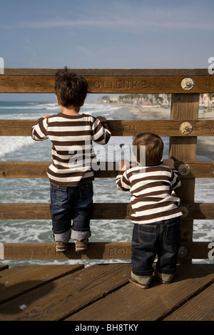 Zwei junge Kinder (2 Jahre und 16 Monate), Brüder, Blick auf Meer, Oceanside Pier, Oceanside, Kalifornien Stockfoto