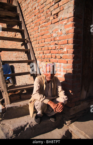 Dorf-Mann in den Ausläufern über Kullu-Tal im Himalaya in Himachal Pradesh in Nordindien Stockfoto