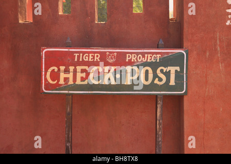 Projekt Tiger überprüfen Post-Schild am Eingang zum Ranthambore Nationalpark in Indien Stockfoto