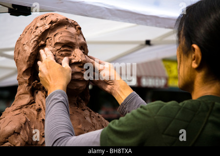 Bildhauer Handwerk eine Büste von einem Indianer mit Lehm, Missoula, Montana, USA Stockfoto