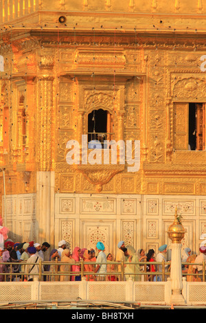 Der Goldene Tempel (Harmandir Sahib) in Amritsar, Punjab, Indien. Der heiligste Schrein des Sikhismus. Stockfoto