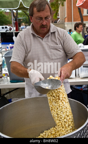 Man serviert eine große Tasche mit Candy Corn, Missoula, Montana, USA Stockfoto