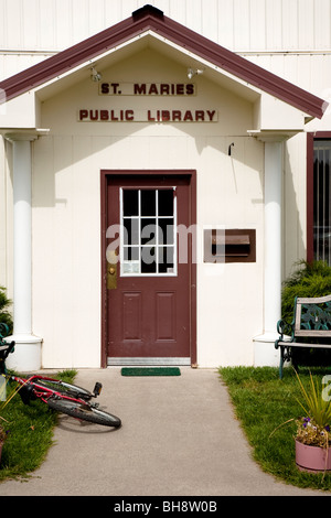 Vorderen Aspekt der St. Maries Public Library building, Benewah County College Avenue St. Maries, Idaho, USA Stockfoto