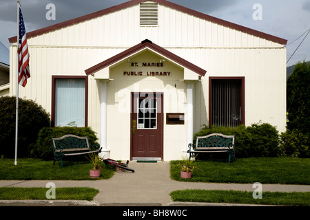 Vorderen Aspekt der St. Maries Public Library, Benewah County College Avenue St. Maries, Idaho, USA Stockfoto