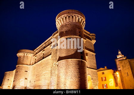 Dämmerung Blick auf das Schloss (Le Chateau in Gordes Gordes), Provence Frankreich Stockfoto